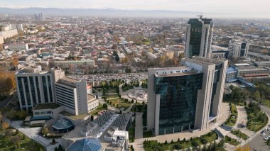 Taşkent, Özbekistan - 24 Ekim 2021: Özbekistan Ulusal Bankası binası ile Taşkent kentinin havadan görüntüsü