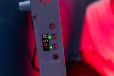 Kırmızı ve Yakın Kızılötesi ışık düğmeleri ile Kırmızı Işık Terapi aygıtı kontrol panelinin kapatılması