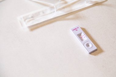 Negatif Covid-19 antijen hızlı test sonuçları yakın plan