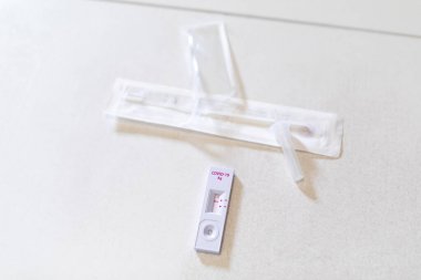 Negatif Covid-19 antijen hızlı test sonuçları yakın plan