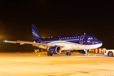 Bishkek, Kırgızistan - 26 Eylül 2023: AZAL Azerbaycan Havayolları 4K-AZ04 Airbus A319-111 sayılı Manas Uluslararası Havaalanı uçağı