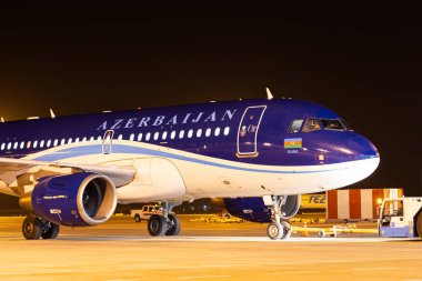 Bishkek, Kırgızistan - 26 Eylül 2023: AZAL Azerbaycan Havayolları 4K-AZ04 Airbus A319-111 sayılı Manas Uluslararası Havaalanı uçağı