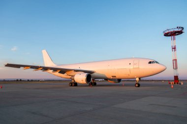Uluslararası havaalanında bir uçak.