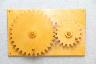 Tahta çarkıfelek işlek montessori oyuncağı beyaz duvarda