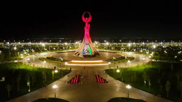 Taşkent, Özbekistan - 14 Aralık 2022: Taşkent 'te aydınlanan Huma kuşuyla Yangi Özbekiston (Yeni Özbekistan) parkının havadan görünüşü