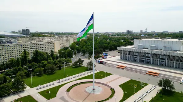 Taşkent, Özbekistan - 24 Mayıs 2021: Taşkent 'teki Uluslararası Dostluk Meydanı' nın havadan görünüşü