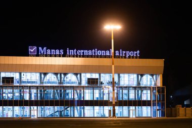Bishkek, Kırgızistan - 26 Eylül 2023: Manas Uluslararası Havaalanı Geceleri