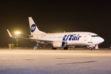 Bishkek, Kırgızistan - 26 Eylül 2023: UTair Rus Havayolları RA-73045 Boeing 737-524 sefer sayılı Manas Uluslararası Havaalanı uçağı