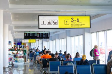 Bishkek, Kırgızistan - 26 Eylül 2023: Bishkek Uluslararası Havalimanı 'nın bekleme salonu