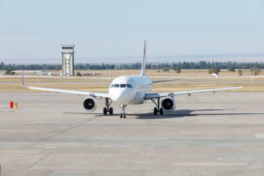 Bishkek, Kırgızistan - 26 Eylül 2023: A6-ANR Air Arabia Airbus A320-214 (WL) Manas Uluslararası Havalimanı