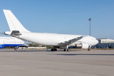 Uluslararası havaalanında bir uçak.