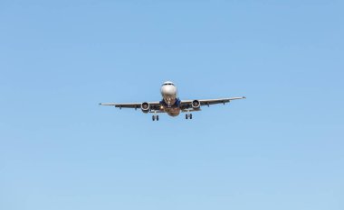 Gökyüzünde uçan uçak