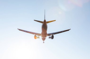 Gökyüzünde uçan uçağın arkasında