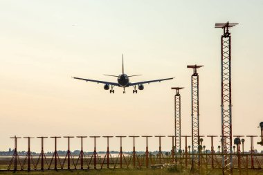 Havaalanına inen uçağın arka tarafında.