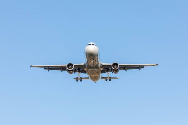 Gökyüzünde uçan uçak