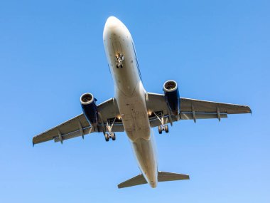 Gökyüzünde uçan bir uçağın dibi