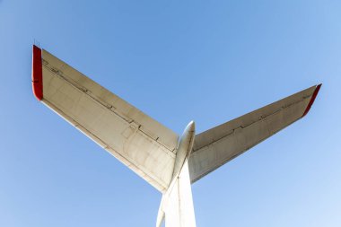 Mavi gökyüzünde uçak kuyruğu