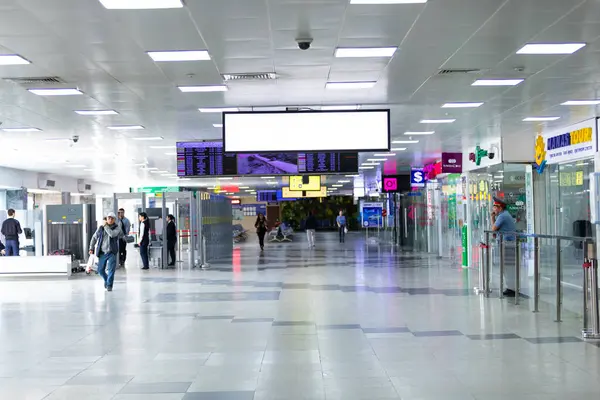 Bishkek, Kırgızistan - 26 Eylül 2023: Bishkek 'teki Manas Uluslararası Havalimanı' nın içinde