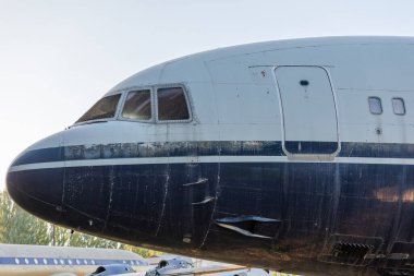 Eski bir uçağın burun konisi.