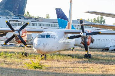 Uçak mezarlığında parçalanmış uçaklar.