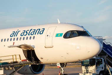 Bishkek, Kırgızistan - 26 Eylül 2023: Air Astana EI-KGG Airbus A321-271NX uçağı Manas Uluslararası Havaalanında