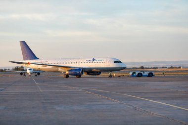 Bishkek, Kırgızistan - 26 Eylül 2023: Aero Göçebe Havayolları EX-32009 Airbus A320-233 Manas Uluslararası Havaalanı