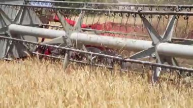 Bir tarla üzerinde çalışan biçerdöver taşıyıcısını kapat