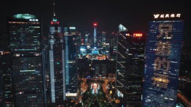 Guangzhou, Çin - 18 Nisan 2024: Guangzhou gökdelenlerinin havadan görünüşü, gece gökyüzüne karşı sayısız ışıkla parlıyor