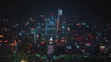 Guangzhou, Çin - 18 Nisan 2024: Şehir ışıklarının ufka yayıldığı Guangzhou Kulesi 'nin havadan gece görüşü