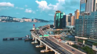 13 Mayıs 2024 - Hong Kong, Çin: Karayolları, yüksek binalar ve liman manzaralı, canlı şehir ışıkları ve manzaralı kıyı manzaralı