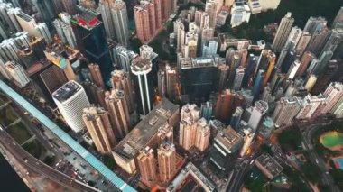 13 Mayıs 2024 - Hong Kong, Çin: Hong Kong 'un yoğun kentsel manzarasının havadan görünüşü, sayısız gökdelen ve bina sergileniyor, canlı ve hareketli bir şehir manzarası yaratıyor