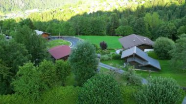 Saint-Gervais-les-Bains, Fransa - 15 Haziran 2023: Saint-Gervais-les-Bains 'in havadan yavaş çekim görüntüsü