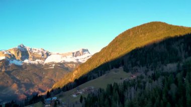 Mont Blanc 'ın hava manzarası vadide yer alan Saint Gervais les Bains kasabasıyla güneş ışığında yıkandı.