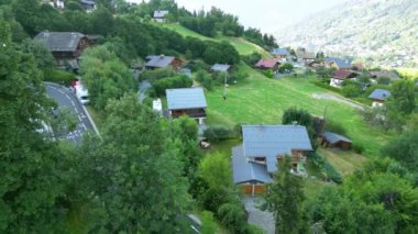 Saint-Gervais-les-Bains, Fransa - 15 Haziran 2023: Saint-Gervais-les-Bains 'in havadan yavaş çekim görüntüsü