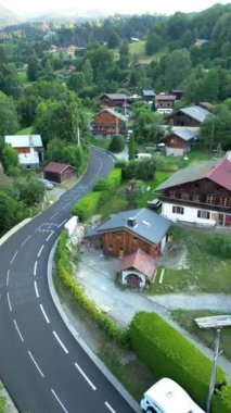 Saint-Gervais-les-Bains, Fransa - 15 Haziran 2023: Saint-Gervais-les-Bains-Bains komününün havadan yavaş çekim görüntüsü