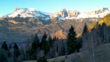 Mont Blanc 'ın hava manzarası vadide yer alan Saint Gervais les Bains kasabasıyla güneş ışığında yıkandı.