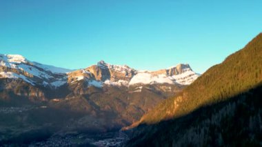 Mont Blanc 'ın hava manzarası vadide yer alan Saint Gervais les Bains kasabasıyla güneş ışığında yıkandı.