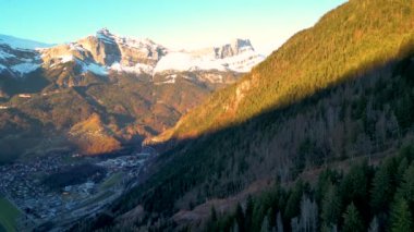 Mont Blanc 'ın hava manzarası vadide yer alan Saint Gervais les Bains kasabasıyla güneş ışığında yıkandı.