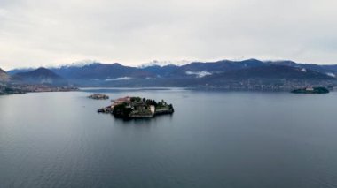 Hava manzarası Isola Bella 'yı ve süslü sarayını karlı Alpler' in arka planına karşı sergiliyor, Maggiore Gölü 'nün sakinliğini ve güzelliğini vurguluyor.