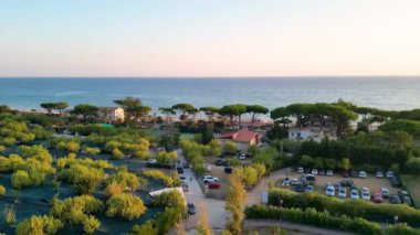 Gün batımında İtalya 'da Sperlonga sahil plajları ve Torre Truglia kulesinin hava manzarası