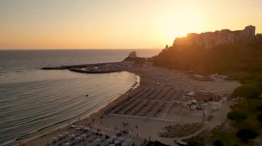 Gün batımında İtalya 'da Sperlonga sahil plajları ve Torre Truglia kulesinin hava manzarası