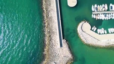 Sperlonga 'nın Sperlonga kıyı kasabasındaki tekneli Torre Truglia kulesinin havadan görünüşü