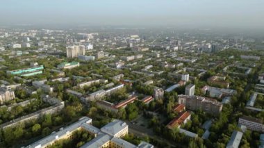 Güneşli bahar gününde Almaty şehrinin havadan görünüşü