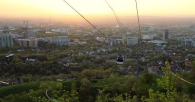 Almaty 'deki Kok-tobe tepesine giden teleferik yolu.