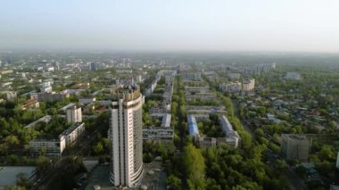 Bir bahar günü Almaty City 'deki Kazakistan otelinin hava manzarası