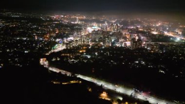 Geceleri Almaty City otoyollarının havadan görünüşü