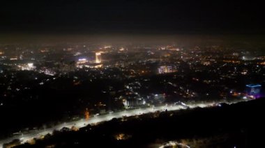 Geceleri Almaty City otoyollarının havadan görünüşü