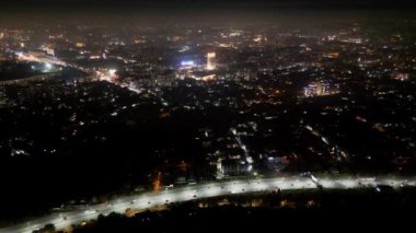 Geceleri Almaty City otoyollarının havadan görünüşü