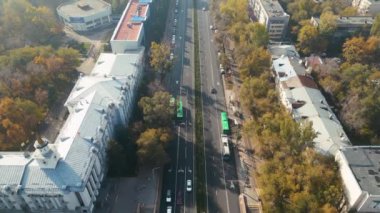 Güneşli bir günde Almaty şehir sokaklarının hava manzarası