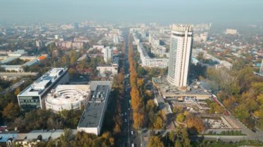 Güneşli bir günde Almaty şehir sokaklarının hava manzarası